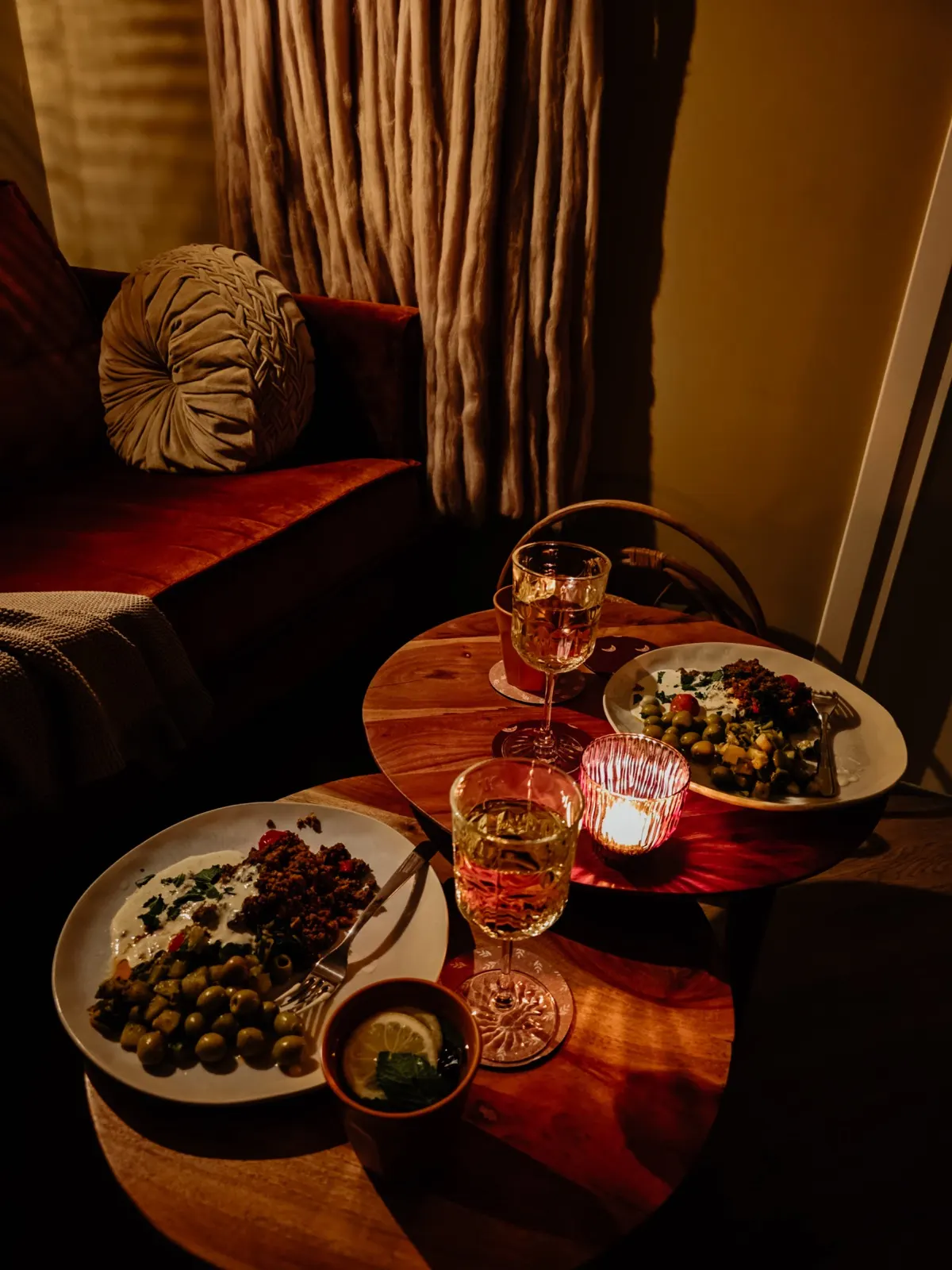 Diner bij kaarslicht met een glas wijn in het tiny house