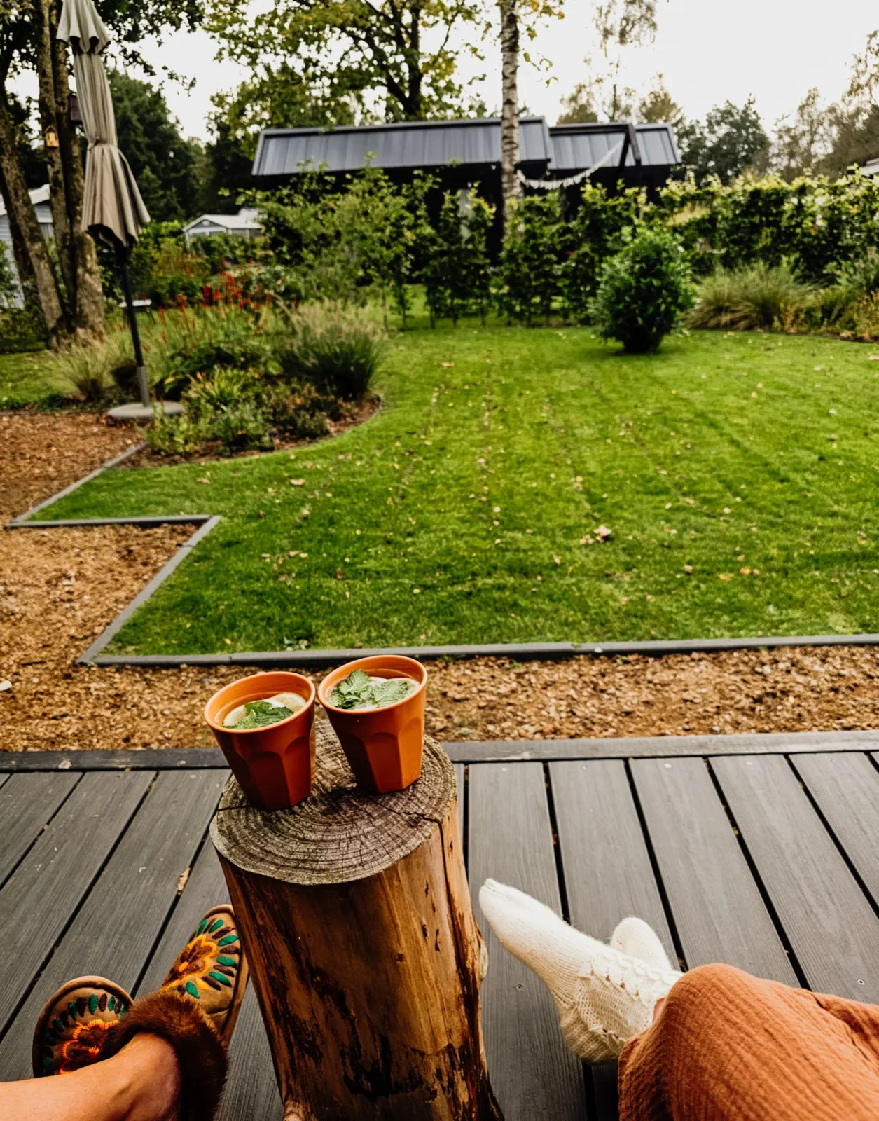 Warme thee op de veranda van het tiny house in Epe, met wollen sokken