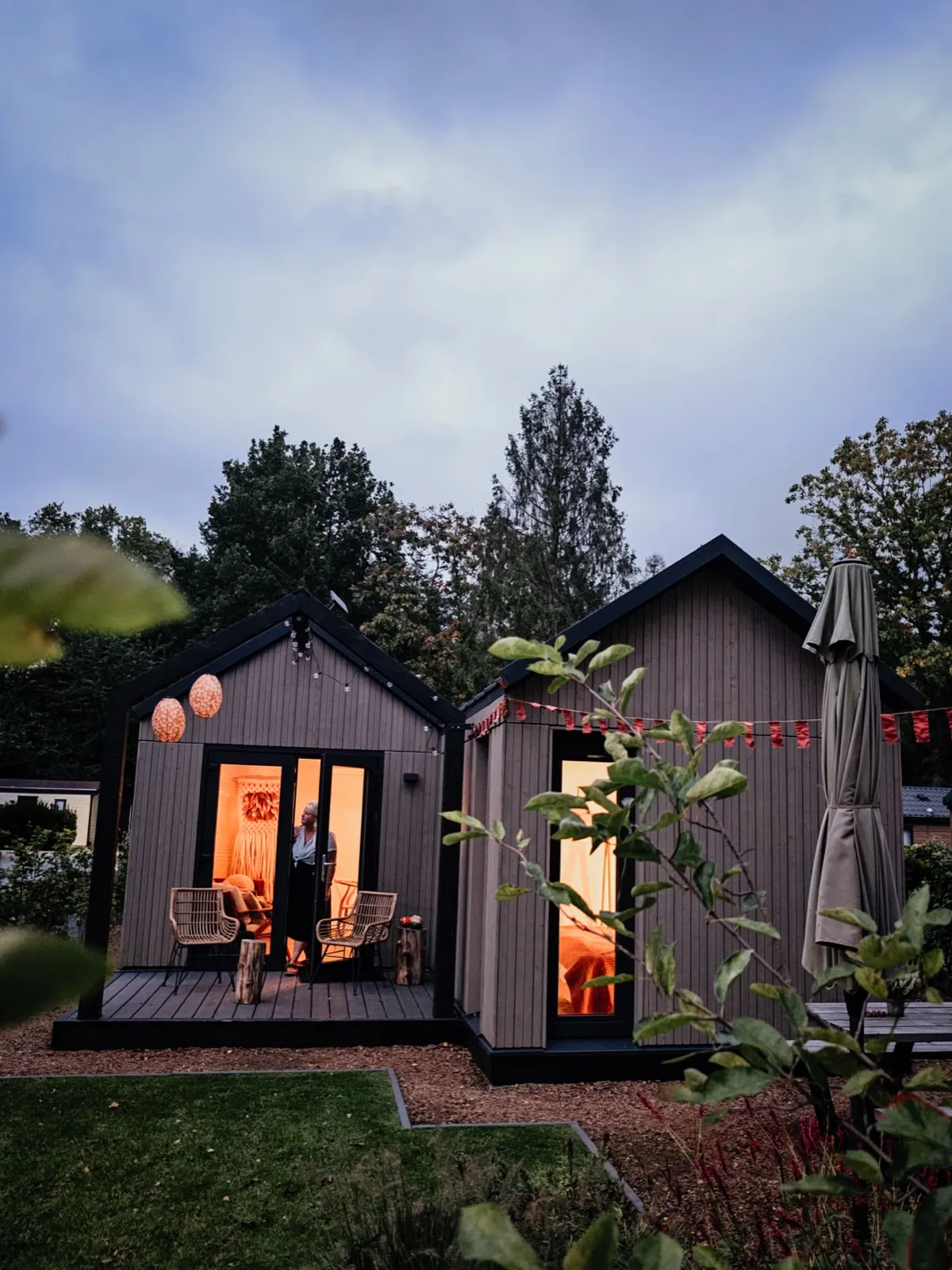 Tiny house op de Veluwe in de herfst met warm licht
