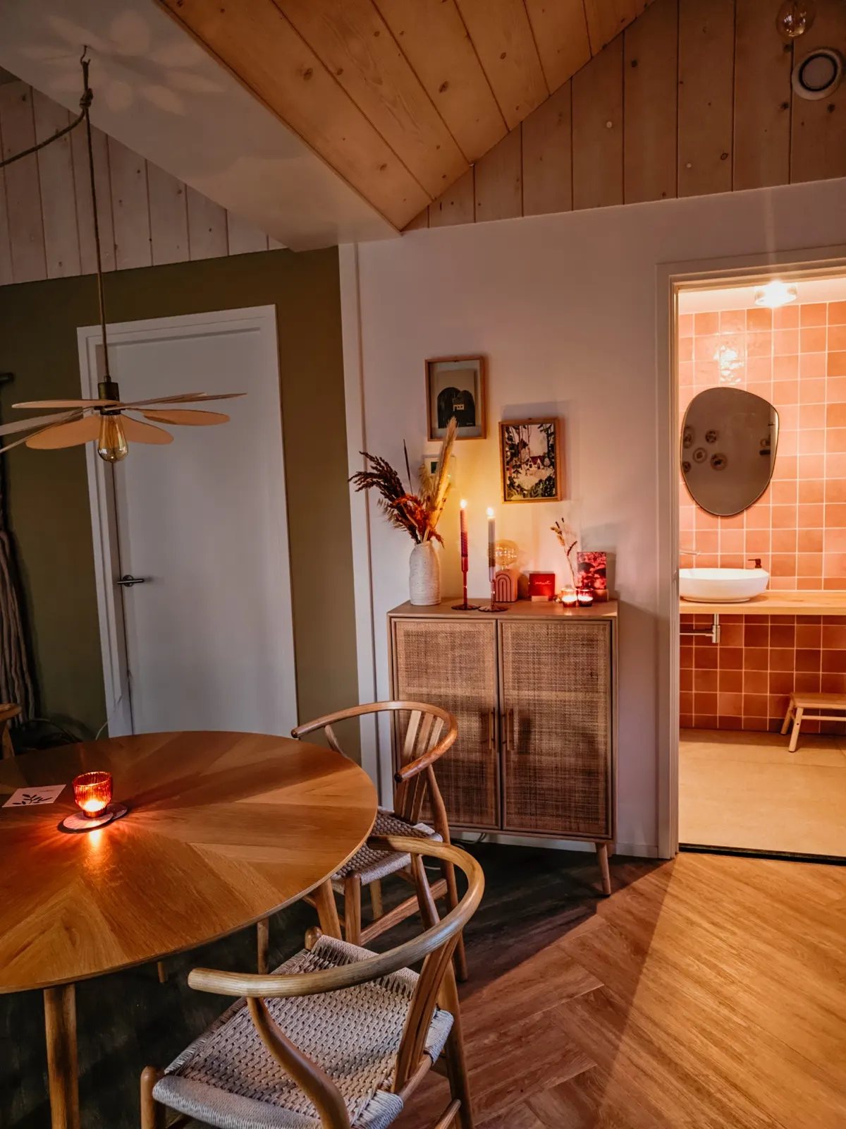 Kaarslicht in het warme interieur van Tiny House Hjort