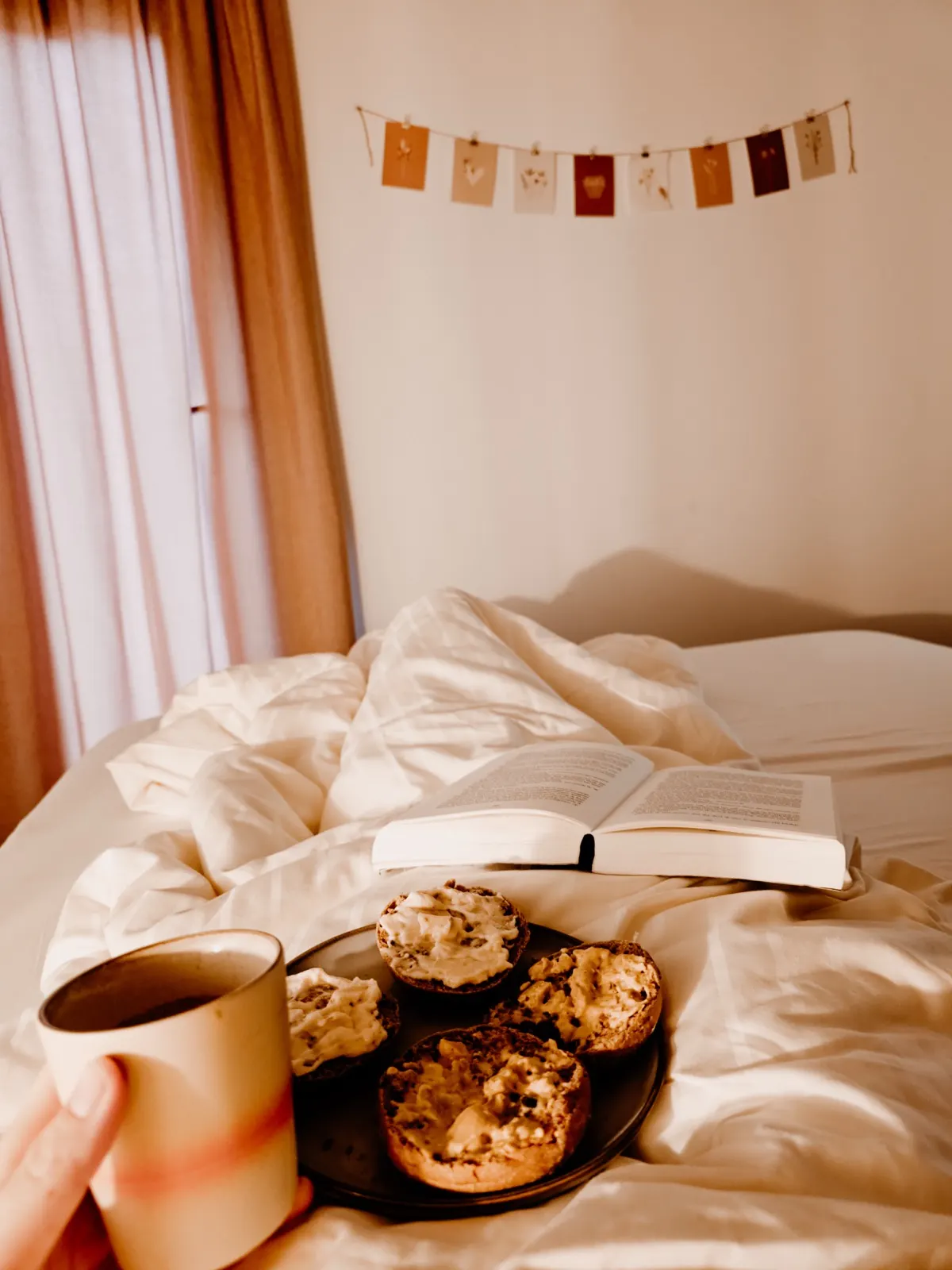 Ontbijt op bed met koffie en een boek in het tiny house