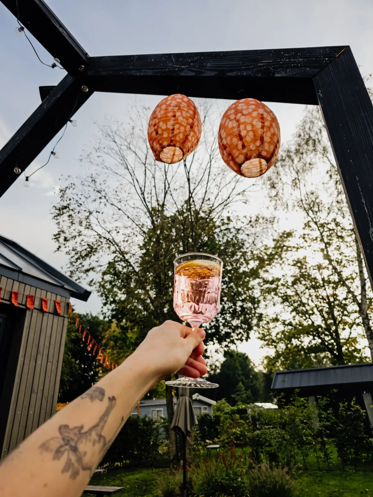 Nazomeren met een wijntje op het terras van het tiny house