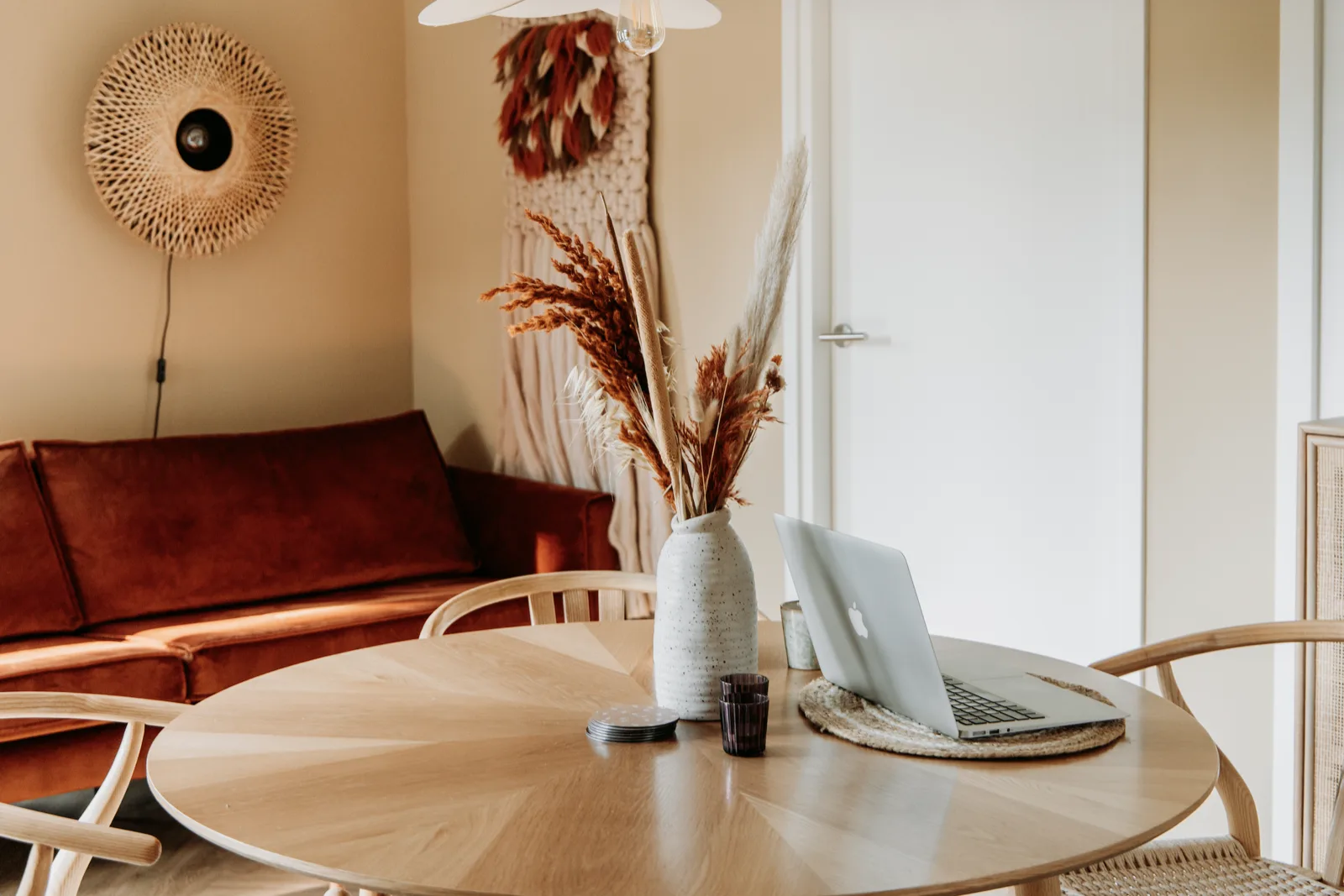 Eettafel in tiny house Hjort met droogbloemen in herfstkleuren