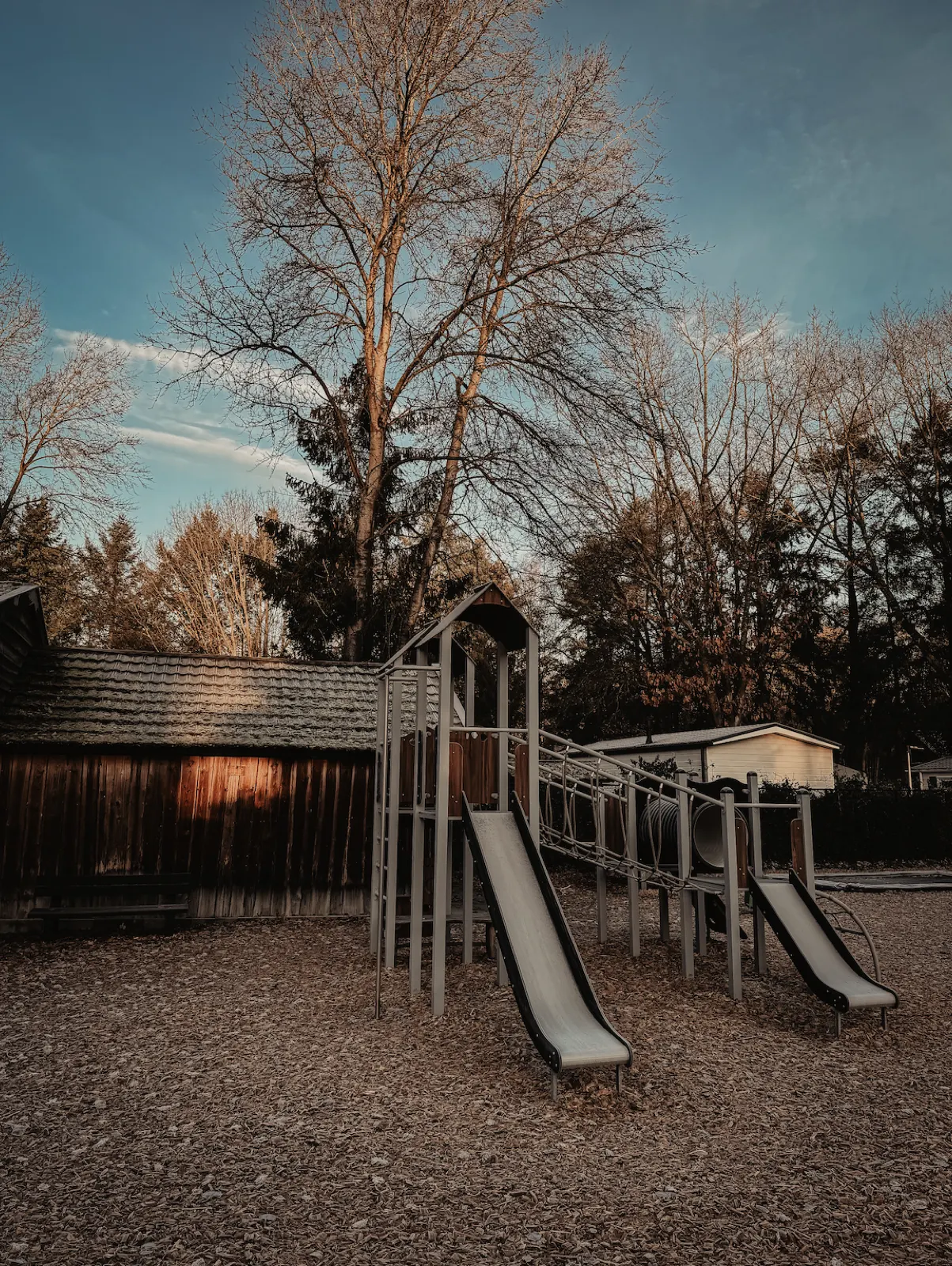 De speeltuin van recreatiepark de Veldkamp in het avondlicht